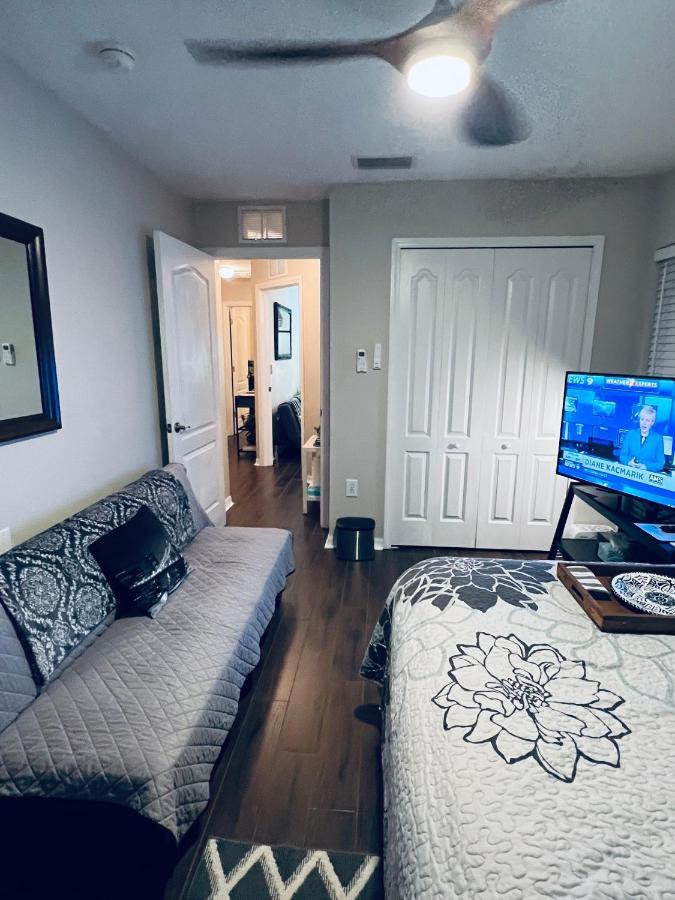 Ruskin Fl Private 2 Bdrm 1 Bath Suite Common Areas Shared With Host And Cat 外观 照片